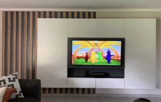 SLATTED TV U 1